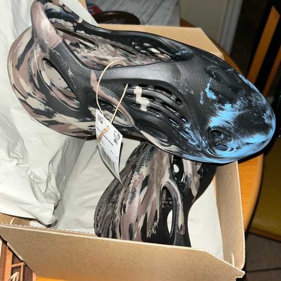 Yeezy foam rnr - Picture 2 of 2